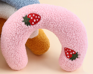 U-vormig kussen roze met aardbeien rood/groen