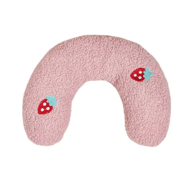U-vormig kussen roze met aardbeien rood/blauw