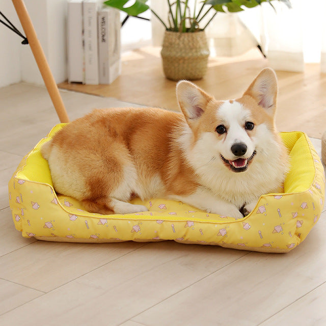 Comfortabele hondenmand met hond in geel
