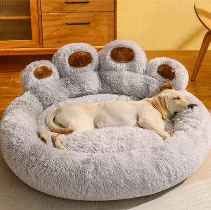 Fluffy berenpoot bed met hond in khaki