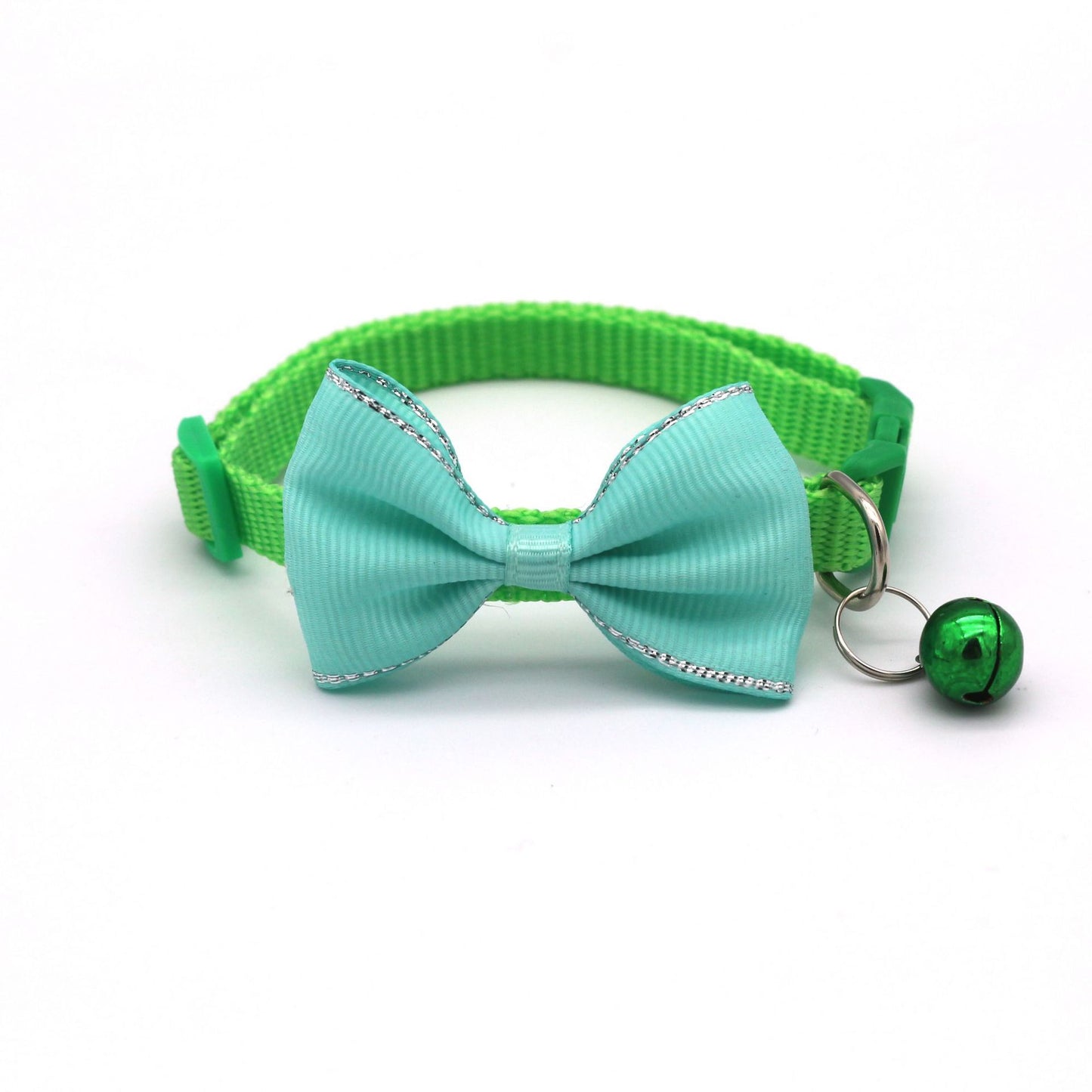 Strik en bellen halsband in groen