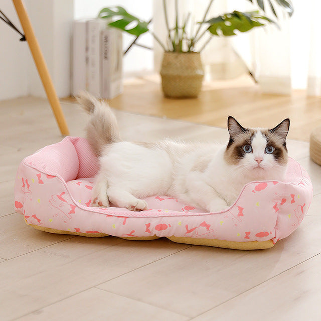 Comfortabel kattenmand met kat in roze