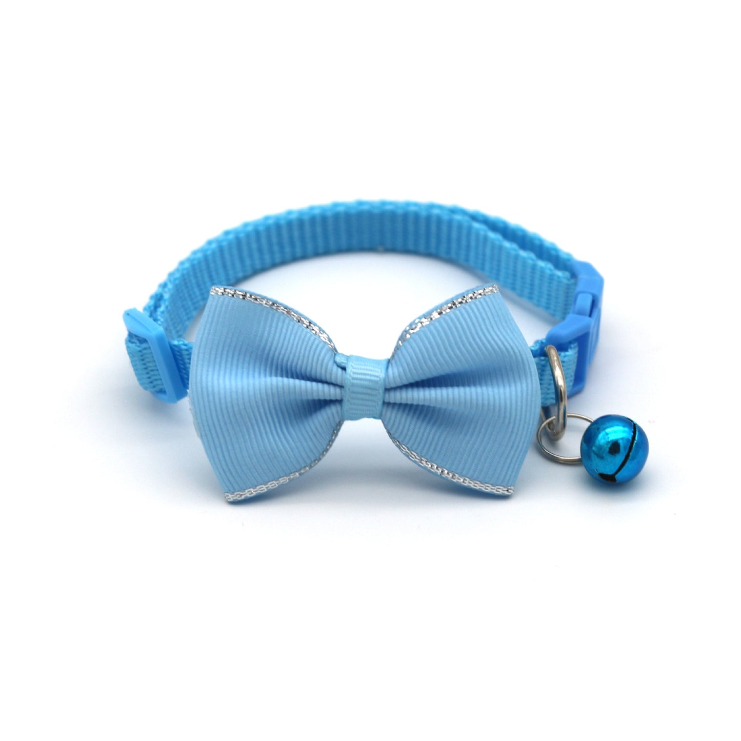 Strik en bellen halsband in licht blauw